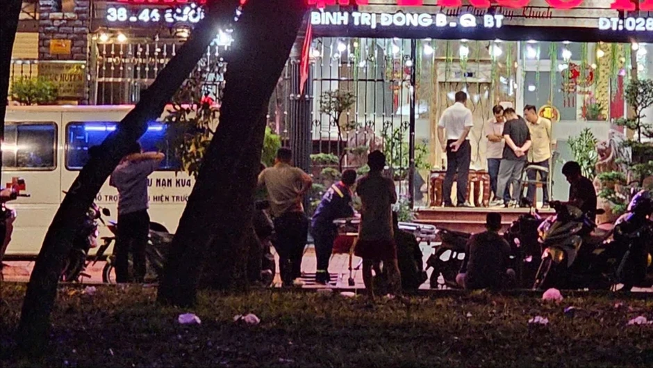 Cảnh sát vây bắt nghi phạm giết đồng hương tại sân bay Tân Sơn Nhất Cảnh sát vây bắt nghi phạm giết đồng hương tại sân bay Tân Sơn Nhất