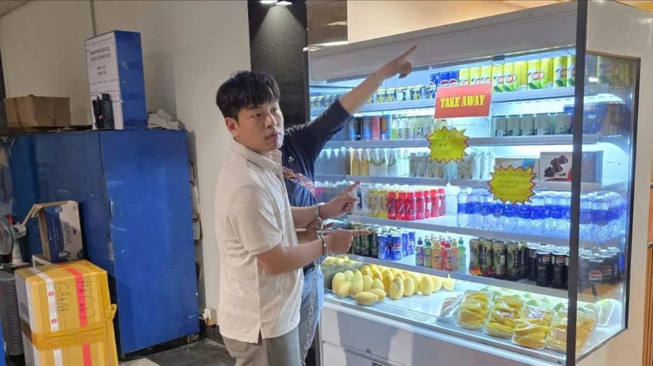 Cảnh sát vây bắt nghi phạm giết đồng hương tại sân bay Tân Sơn Nhất Cảnh sát vây bắt nghi phạm giết đồng hương tại sân bay Tân Sơn Nhất