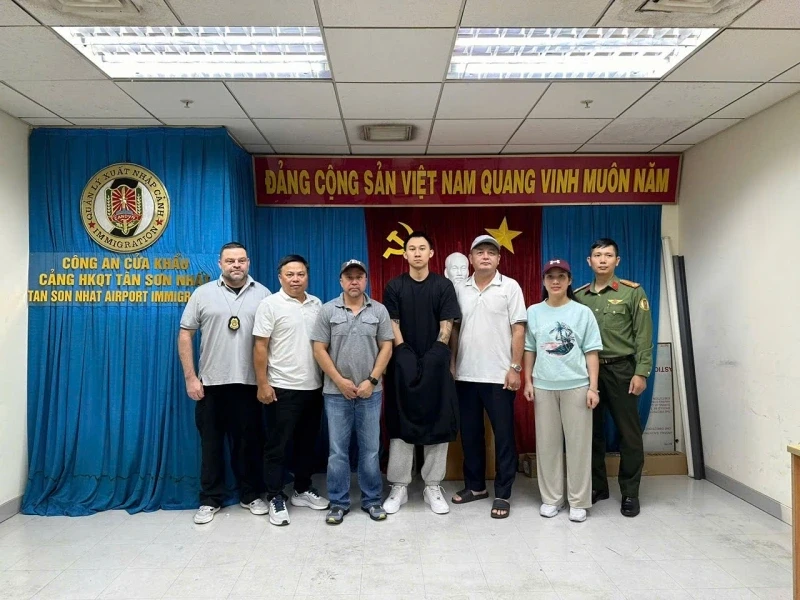 Cảnh sát Việt Nam bắt 2 đối tượng truy nã theo đề nghị của Hoa Kỳ và Trung Quốc Cảnh sát Việt Nam bắt 2 đối tượng truy nã theo đề nghị của Hoa Kỳ và Trung Quốc