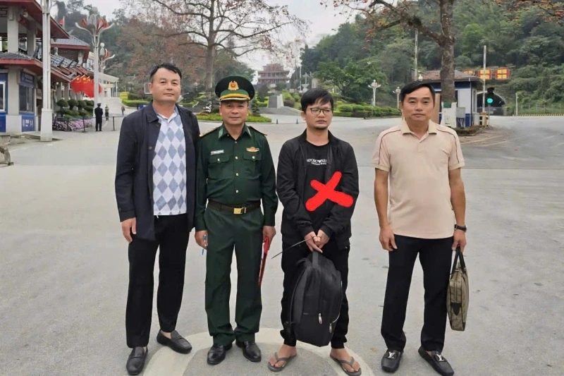 Cảnh sát Việt Nam bắt 2 đối tượng truy nã theo đề nghị của Hoa Kỳ và Trung Quốc Cảnh sát Việt Nam bắt 2 đối tượng truy nã theo đề nghị của Hoa Kỳ và Trung Quốc