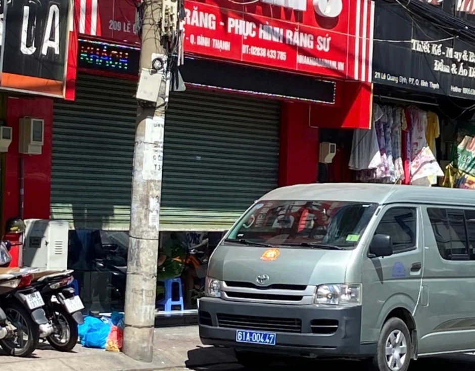 Cảnh sát xuất hiện ở nhiều phòng khám nha khoa trong vụ 'ly hôn 1.000 tỷ' Cảnh sát xuất hiện ở nhiều phòng khám nha khoa trong vụ 'ly hôn 1.000 tỷ'