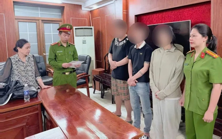 Cao Bằng: Bắt 3 bị can vận chuyển thuốc lá điện tử trị giá hơn 700 triệu đồng Cao Bằng: Bắt 3 bị can vận chuyển thuốc lá điện tử trị giá hơn 700 triệu đồng