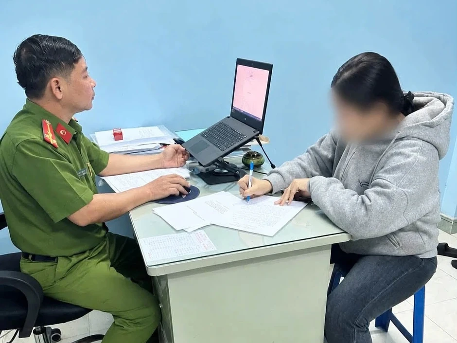 Cặp đôi ở TPHCM bàn kịch bản "qua mặt" công an sau khi làm rơi điện thoại