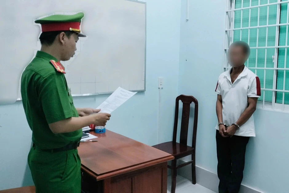 Cha cưỡng bức, đe dọa hiếp dâm con ruột Cha cưỡng bức, đe dọa hiếp dâm con ruột