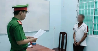 Cha cưỡng bức, đe dọa hiếp dâm con ruột