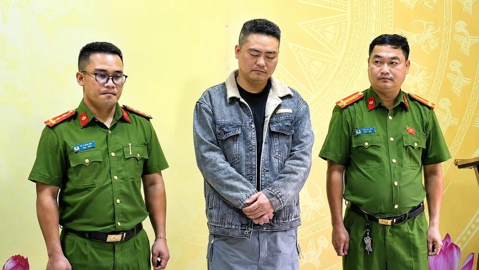 Chặn 4 xe ô tô tải chở hàng chục tấn hàng cấm từ Lào vào Việt Nam Chặn 4 xe ô tô tải chở hàng chục tấn hàng cấm từ Lào vào Việt Nam