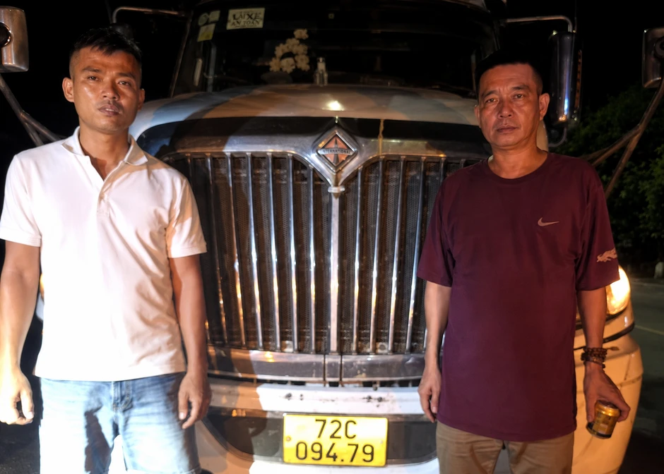 Chặn 4 xe ô tô tải chở hàng chục tấn hàng cấm từ Lào vào Việt Nam Chặn 4 xe ô tô tải chở hàng chục tấn hàng cấm từ Lào vào Việt Nam