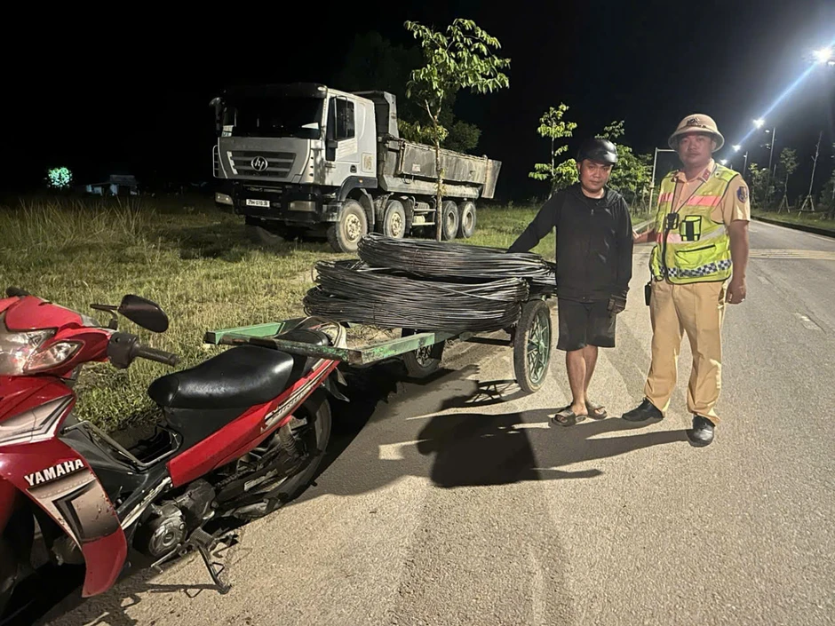 Chặn xe mô tô lúc 2 giờ sáng, công an bắt giữ Phan Văn Nam SN 1995 Chặn xe mô tô lúc 2 giờ sáng, công an bắt giữ Phan Văn Nam SN 1995