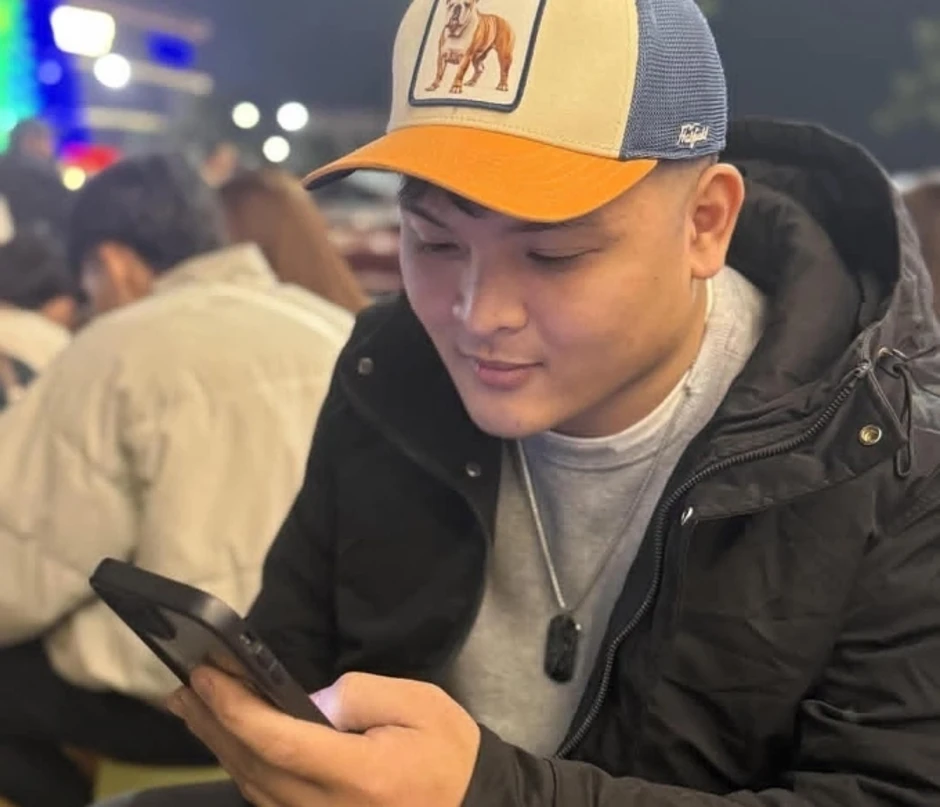 Chàng trai dùng bình cứu hỏa giải cứu người phụ nữ bị đâm trên phố Chàng trai dùng bình cứu hỏa giải cứu người phụ nữ bị đâm trên phố