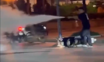 Chàng trai dùng bình cứu hỏa giải cứu người phụ nữ bị đâm trên phố