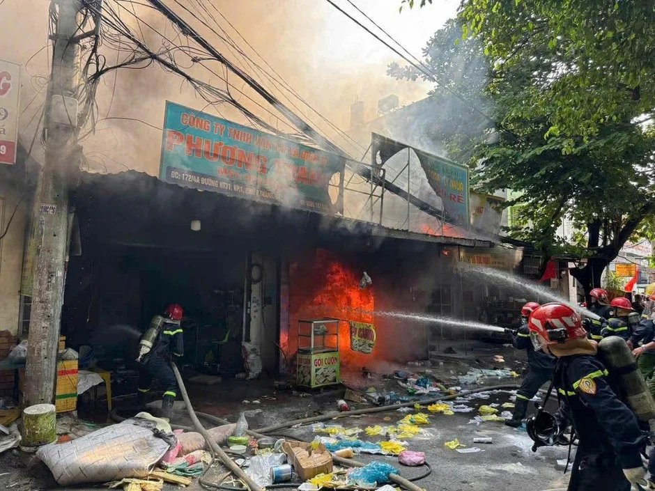 Cháy dữ dội cửa hàng đồ nhựa, cả khu vực hoảng loạn Cháy dữ dội cửa hàng đồ nhựa, cả khu vực hoảng loạn