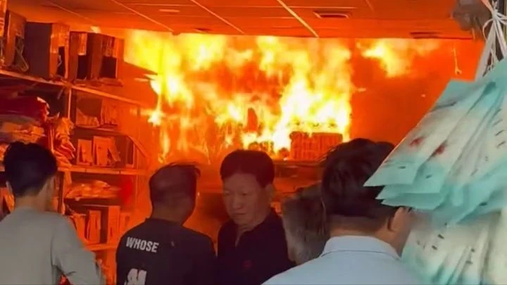 Cháy dữ dội cửa hàng đồ nhựa, cả khu vực hoảng loạn Cháy dữ dội cửa hàng đồ nhựa, cả khu vực hoảng loạn