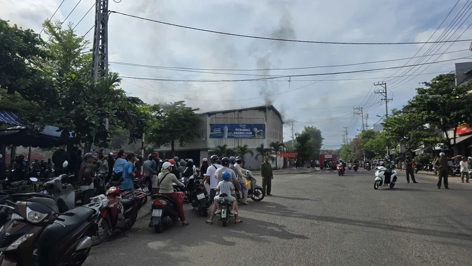 Cháy dữ dội kho xe điện, hàng loạt phương tiện bị thiêu rụi Cháy dữ dội kho xe điện, hàng loạt phương tiện bị thiêu rụi