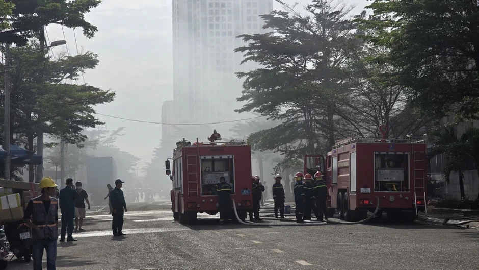 Cháy dữ dội kho xe điện, hàng loạt phương tiện bị thiêu rụi Cháy dữ dội kho xe điện, hàng loạt phương tiện bị thiêu rụi