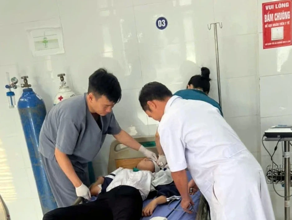 Chạy đua với 'giờ vàng', CSGT đưa nữ sinh gặp nạn kịp thời đến bệnh viện