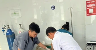 Chạy đua với 'giờ vàng', CSGT đưa nữ sinh gặp nạn kịp thời đến bệnh viện