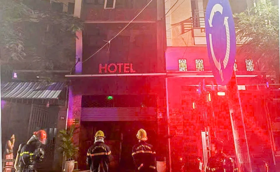Cháy khách sạn ở Nha Trang, 2 khách mắc kẹt bên trong Cháy khách sạn ở Nha Trang, 2 khách mắc kẹt bên trong