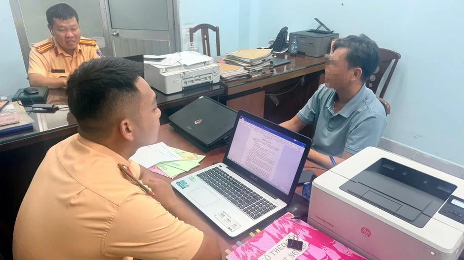 Chạy ngược chiều vì 'nhìn nhầm biển báo', tài xế xe tải bị phạt đến 20 triệu đồng