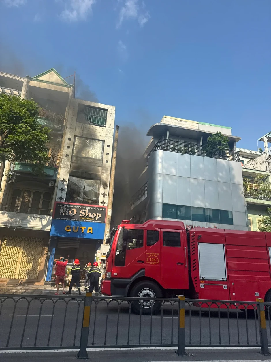 Cháy nhà 4 tầng trên đường Lê Hồng Phong, nhiều người tháo chạy Cháy nhà 4 tầng trên đường Lê Hồng Phong, nhiều người tháo chạy