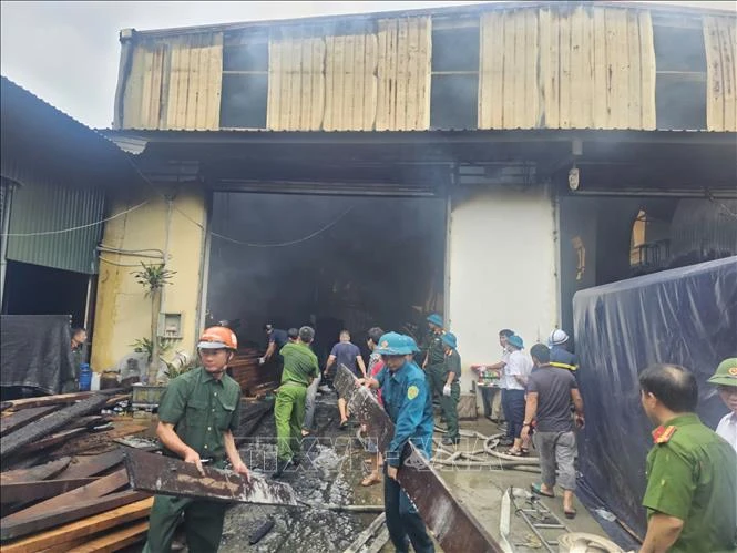 Cháy nhà xưởng tại phường Chương Mỹ, 3 người bị bỏng, 3 người chưa liên lạc được