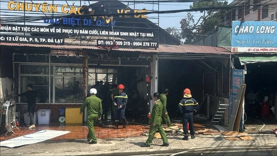 Cháy quán lẩu dê ở Đà Lạt, cảnh sát cùng người dân kịp thời dập lửa