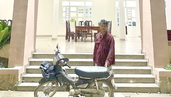 Chạy xe máy ngược chiều gây tai nạn chết người rồi bỏ trốn