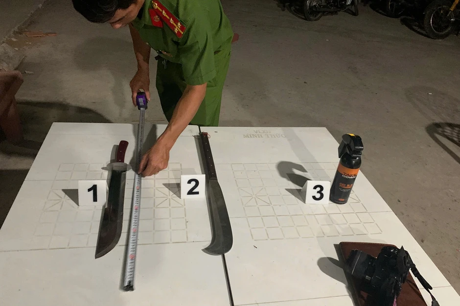 Chém kẻ thù không trúng, quay sang gây thương tích cho người khác Chém kẻ thù không trúng, quay sang gây thương tích cho người khác