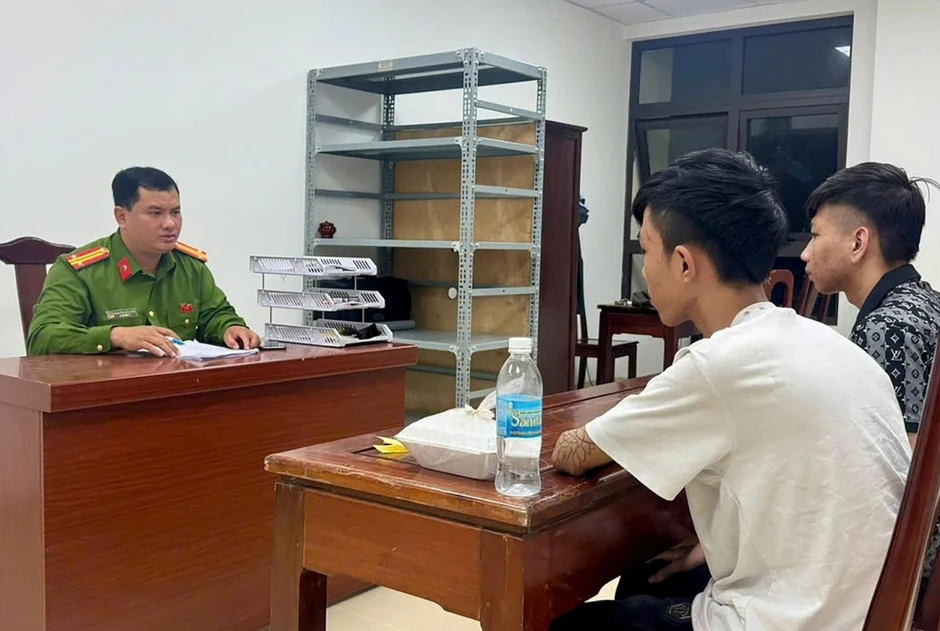 Chém người rồi trốn sang Campuchia, hai đối tượng bị bắt khi quay về Huế Chém người rồi trốn sang Campuchia, hai đối tượng bị bắt khi quay về Huế