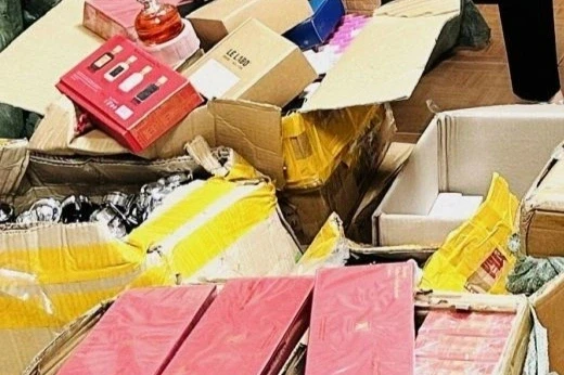 Chị em ruột cầm đầu đường dây nước hoa giả nhãn hiệu nổi tiếng thế giới Chị em ruột cầm đầu đường dây nước hoa giả nhãn hiệu nổi tiếng thế giới