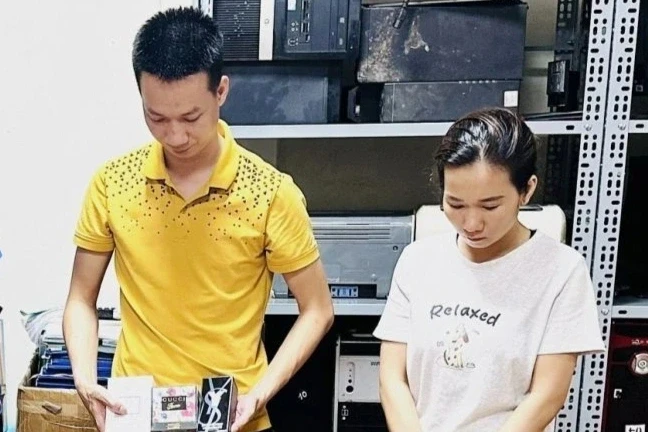 Chị em ruột cầm đầu đường dây nước hoa giả nhãn hiệu nổi tiếng thế giới Chị em ruột cầm đầu đường dây nước hoa giả nhãn hiệu nổi tiếng thế giới