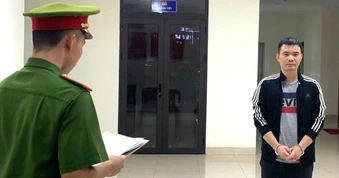 Chiếm đoạt 30.000 USD khi đổi ngoại tệ cho người nước ngoài