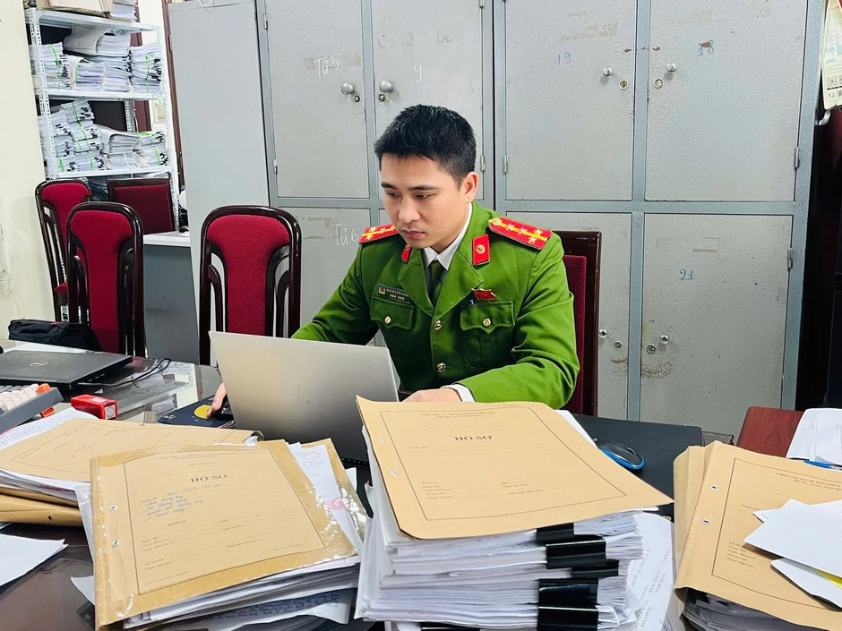 Chiến sĩ trinh sát trẻ trong cuộc truy vết 5.300 tỷ của “đế chế” Mr Pips: "Chúng tôi đi qua từ cơn mưa này đến cơn mưa khác" Chiến sĩ trinh sát trẻ trong cuộc truy vết 5.300 tỷ của “đế chế” Mr Pips: "Chúng tôi đi qua từ cơn mưa này đến cơn mưa khác"