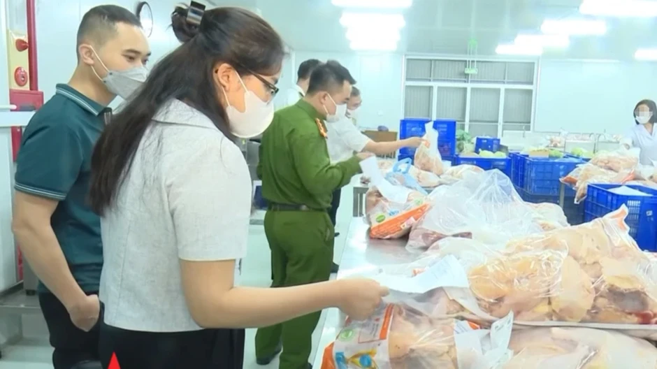 Chiêu trò của nữ chủ lò mổ và những cán bộ thú y 'nhận tiền' trong vụ 300 tấn lợn dịch bệnh Chiêu trò của nữ chủ lò mổ và những cán bộ thú y 'nhận tiền' trong vụ 300 tấn lợn dịch bệnh