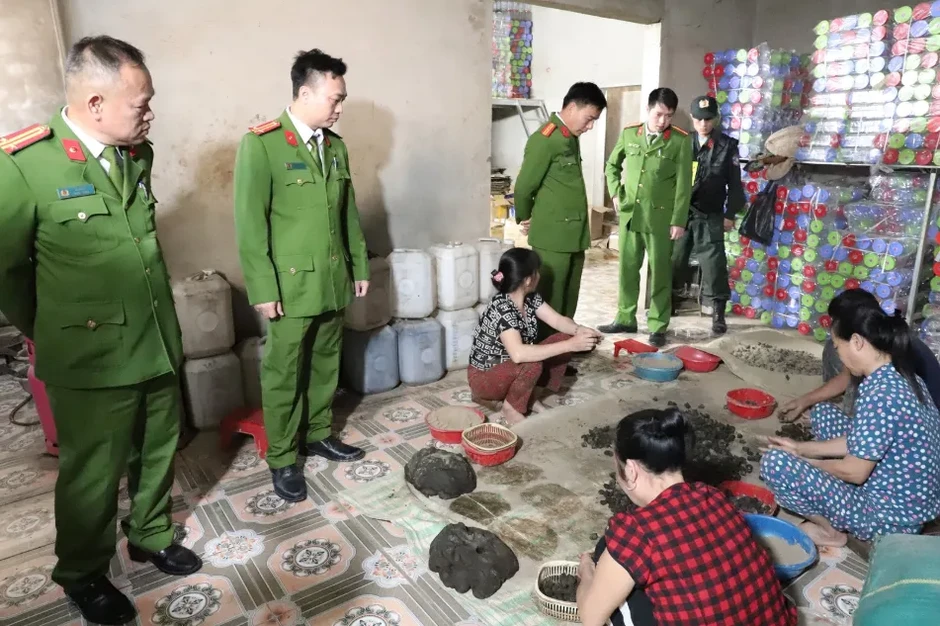 Chiêu trò sản xuất thuốc giả: Trộn tân dược, gắn mác “đông y gia truyền” để bán trên mạng Chiêu trò sản xuất thuốc giả: Trộn tân dược, gắn mác “đông y gia truyền” để bán trên mạng