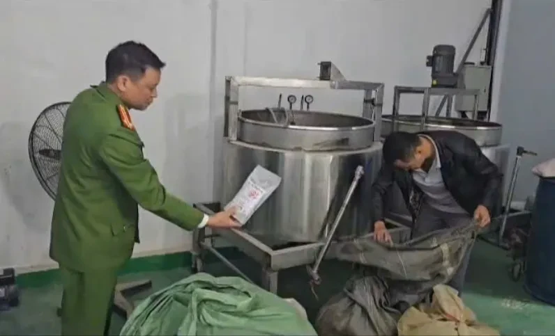 Chiêu trò sản xuất thuốc giả: Trộn tân dược, gắn mác “đông y gia truyền” để bán trên mạng Chiêu trò sản xuất thuốc giả: Trộn tân dược, gắn mác “đông y gia truyền” để bán trên mạng