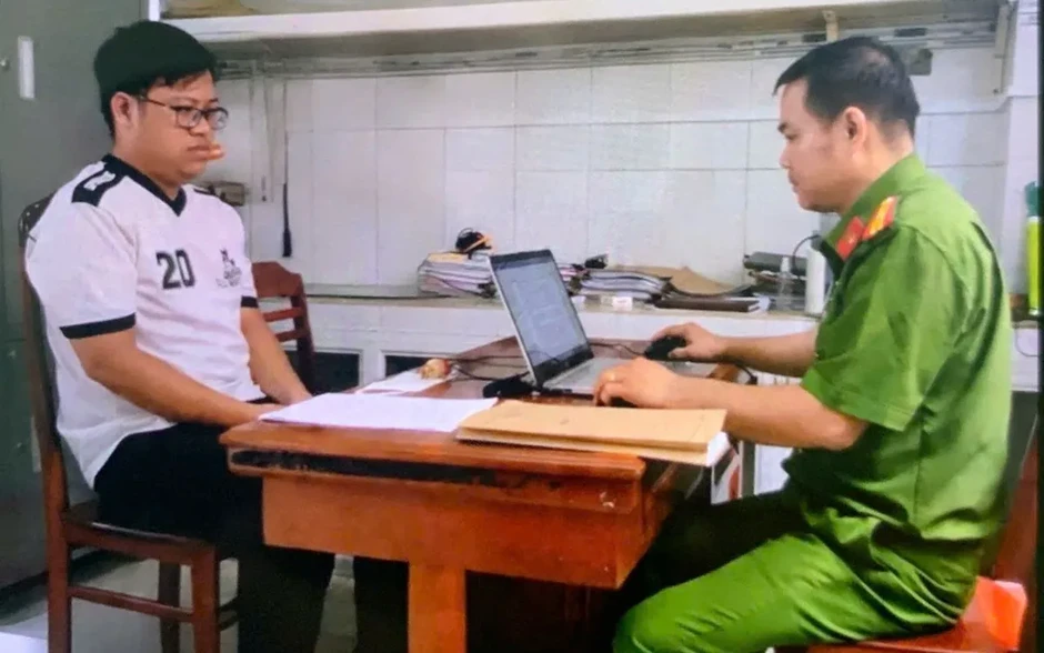 Chơi Poker thua lỗ, thanh niên dựng kịch bản tuyển dụng giả để lừa hơn 1,3 tỷ đồng Chơi Poker thua lỗ, thanh niên dựng kịch bản tuyển dụng giả để lừa hơn 1,3 tỷ đồng