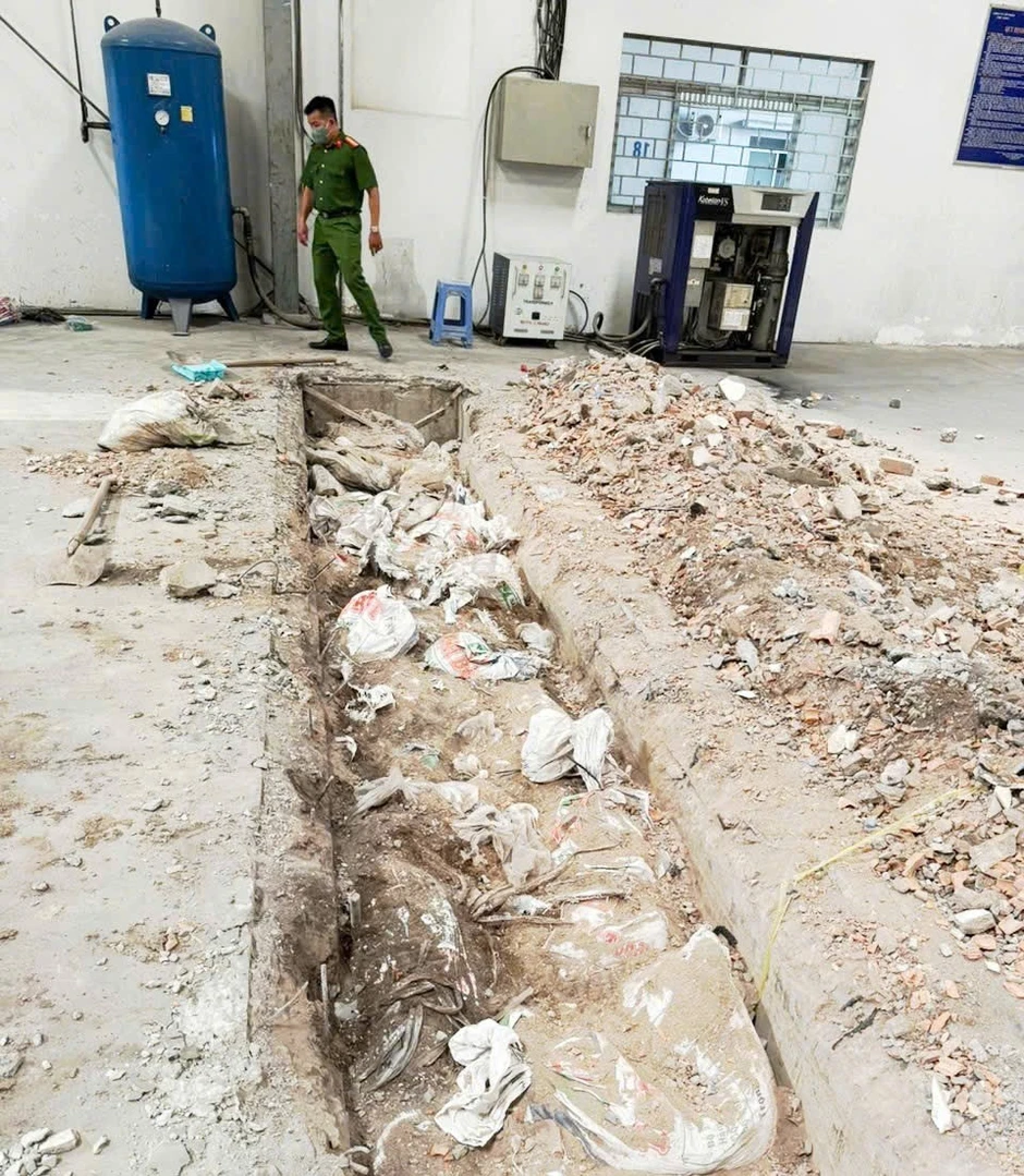 Chôn gần 48 tấn chất thải trong nhà xưởng, nhà xe của công ty Chôn gần 48 tấn chất thải trong nhà xưởng, nhà xe của công ty