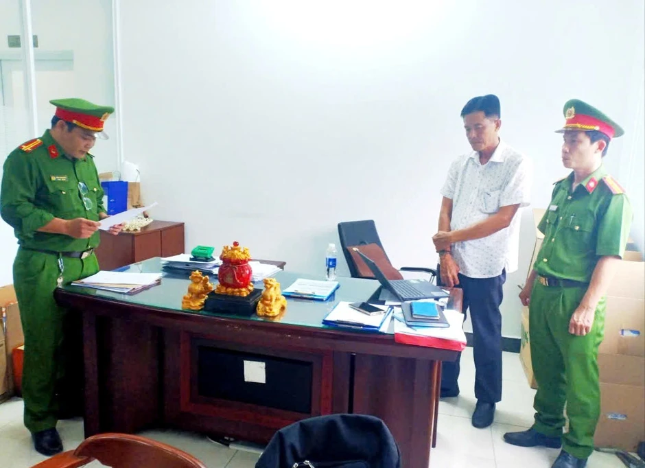 Chôn gần 48 tấn chất thải trong nhà xưởng, nhà xe của công ty Chôn gần 48 tấn chất thải trong nhà xưởng, nhà xe của công ty