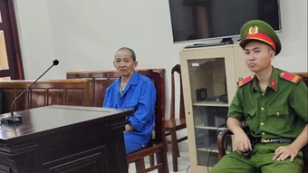 Chồng dùng kéo đâm vợ trên đường vì ghen tuông