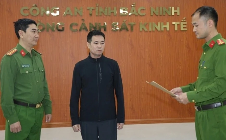 Chủ cơ sở pha axit Acetic với nước lọc để làm giấm trắng bị bắt Chủ cơ sở pha axit Acetic với nước lọc để làm giấm trắng bị bắt