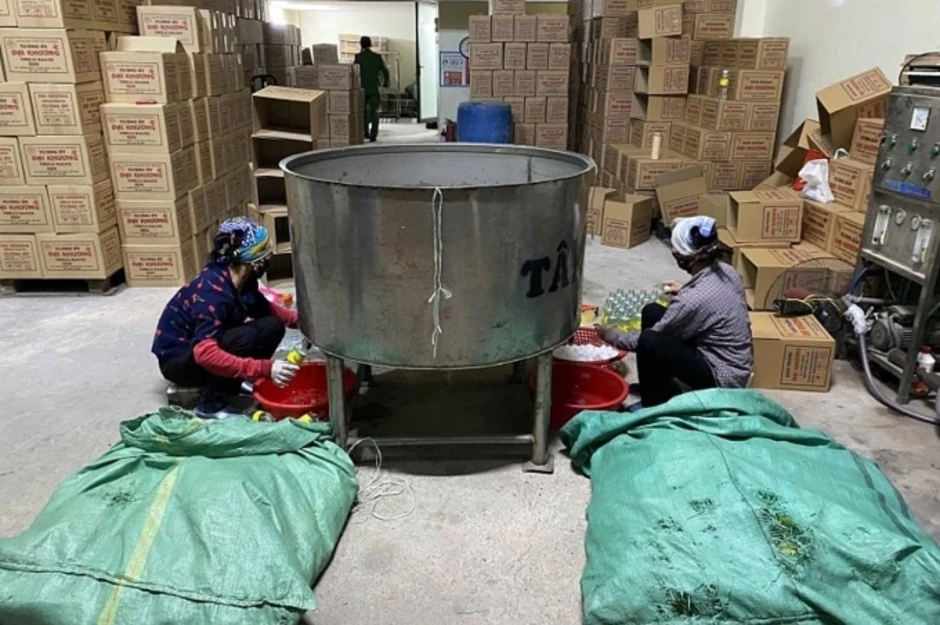 Chủ cơ sở pha axit Acetic với nước lọc để làm giấm trắng bị bắt Chủ cơ sở pha axit Acetic với nước lọc để làm giấm trắng bị bắt
