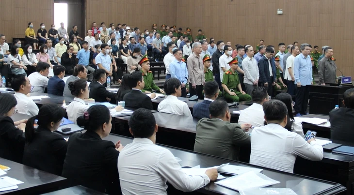 Chùm ảnh cựu thứ trưởng và 20 người ra tòa vụ doanh nghiệp hối lộ 40 tỉ Chùm ảnh cựu thứ trưởng và 20 người ra tòa vụ doanh nghiệp hối lộ 40 tỉ
