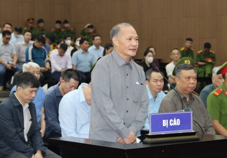 Chùm ảnh cựu thứ trưởng và 20 người ra tòa vụ doanh nghiệp hối lộ 40 tỉ Chùm ảnh cựu thứ trưởng và 20 người ra tòa vụ doanh nghiệp hối lộ 40 tỉ