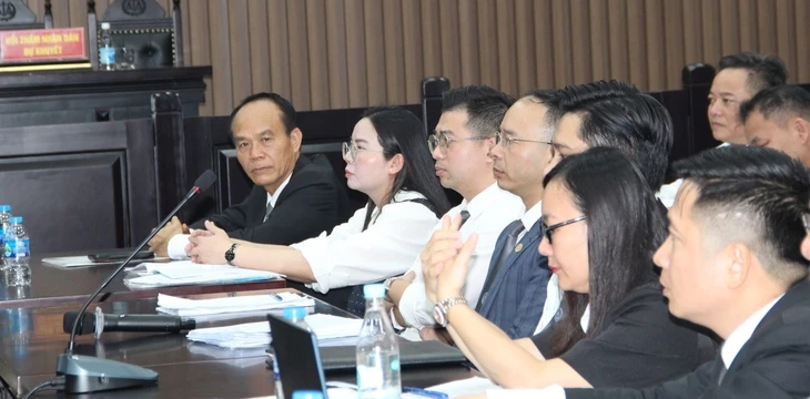 Chùm ảnh cựu thứ trưởng và 20 người ra tòa vụ doanh nghiệp hối lộ 40 tỉ Chùm ảnh cựu thứ trưởng và 20 người ra tòa vụ doanh nghiệp hối lộ 40 tỉ