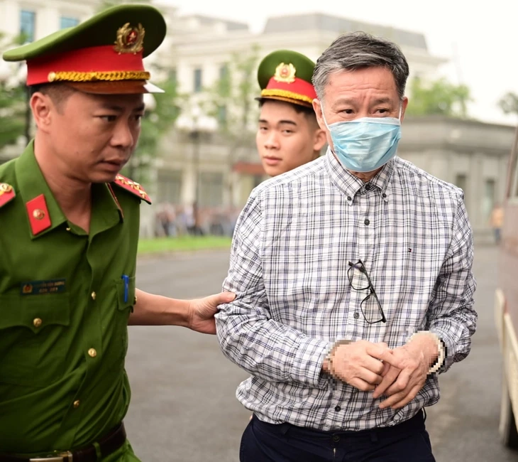 Chùm ảnh cựu thứ trưởng và 20 người ra tòa vụ doanh nghiệp hối lộ 40 tỉ Chùm ảnh cựu thứ trưởng và 20 người ra tòa vụ doanh nghiệp hối lộ 40 tỉ