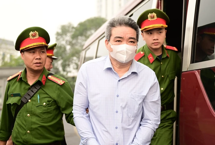 Chùm ảnh cựu thứ trưởng và 20 người ra tòa vụ doanh nghiệp hối lộ 40 tỉ Chùm ảnh cựu thứ trưởng và 20 người ra tòa vụ doanh nghiệp hối lộ 40 tỉ
