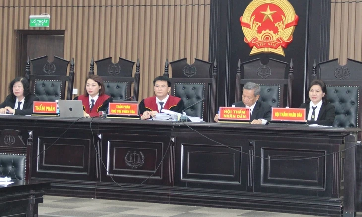 Chùm ảnh cựu thứ trưởng và 20 người ra tòa vụ doanh nghiệp hối lộ 40 tỉ Chùm ảnh cựu thứ trưởng và 20 người ra tòa vụ doanh nghiệp hối lộ 40 tỉ