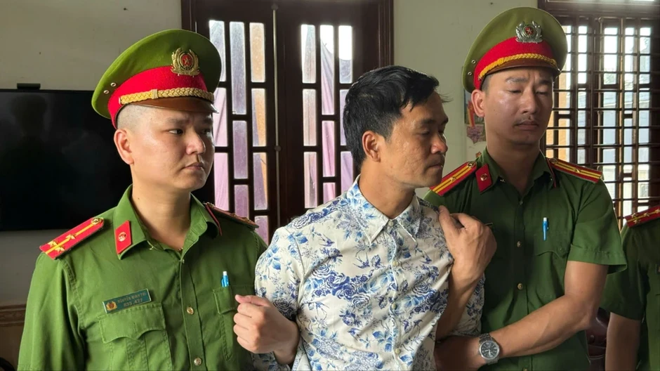 Chủ tiệm cây cảnh bị bắt vì chiếm nhà của mẹ và chị gái, xúc phạm cán bộ Chủ tiệm cây cảnh bị bắt vì chiếm nhà của mẹ và chị gái, xúc phạm cán bộ