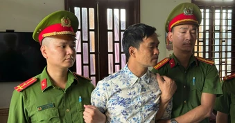 Chủ tiệm cây cảnh bị bắt vì chiếm nhà của mẹ và chị gái, xúc phạm cán bộ