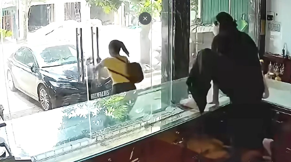 Chủ tiệm nhảy qua tủ kính đuổi yêu nữ cướp vàng Chủ tiệm nhảy qua tủ kính đuổi yêu nữ cướp vàng